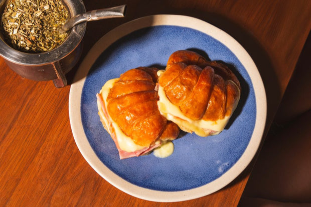 Medialunas Rellenas de Jamón y Queso Artesanales | Listas para Comer