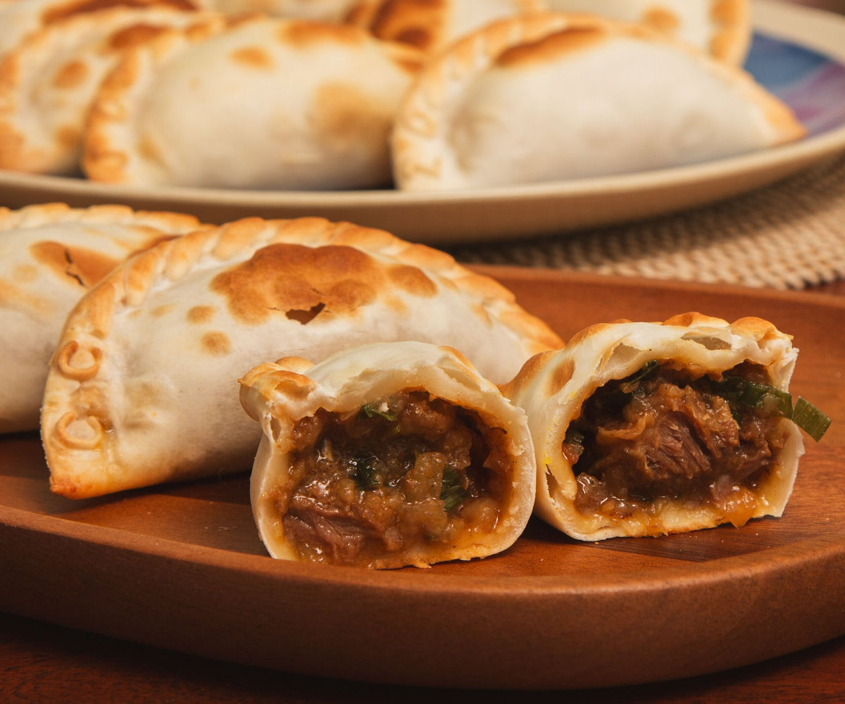 Empanada de carne hecha a mano, abierta para mostrar el relleno